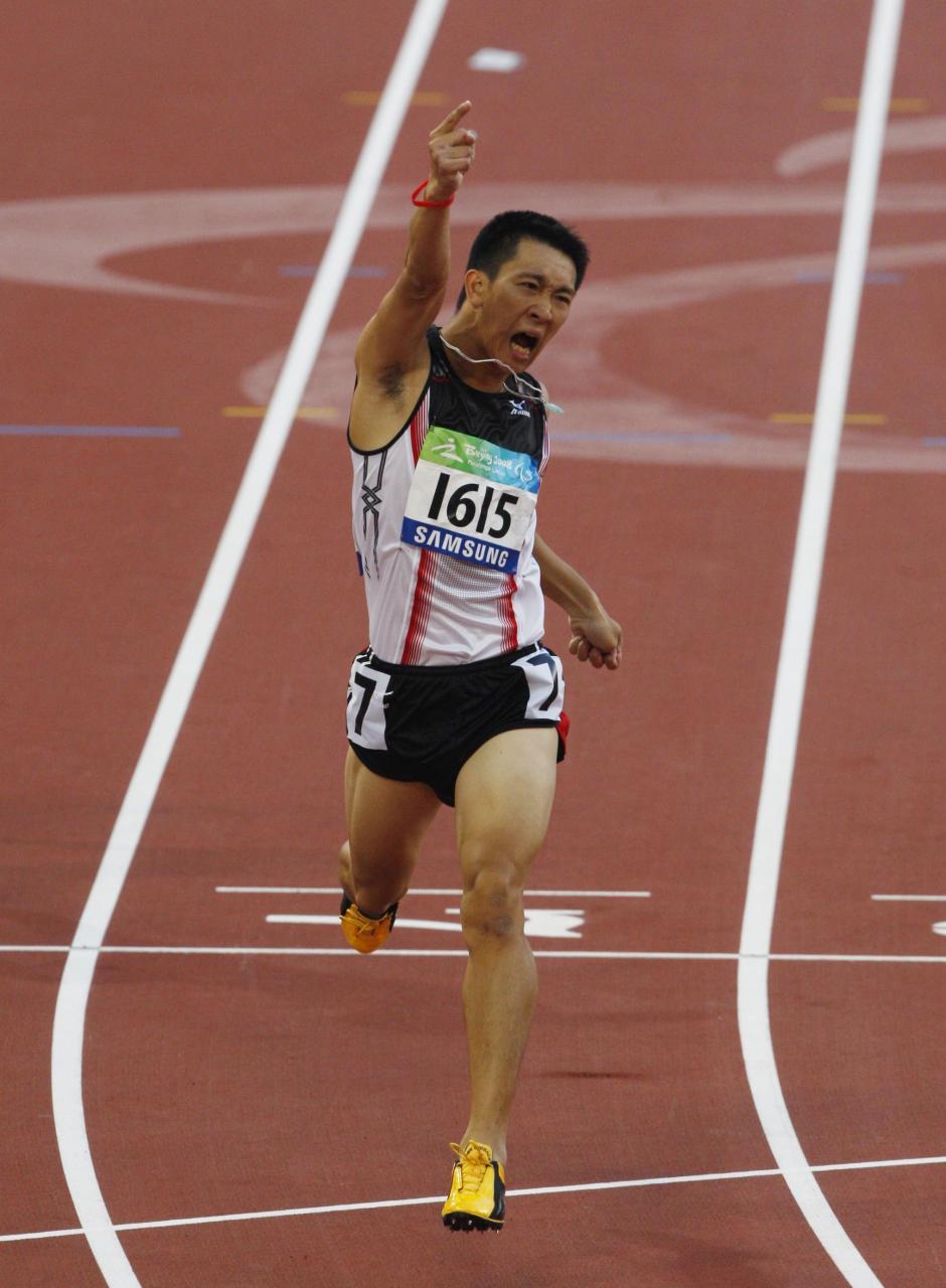 男子田徑選手衝過終點線慶祝