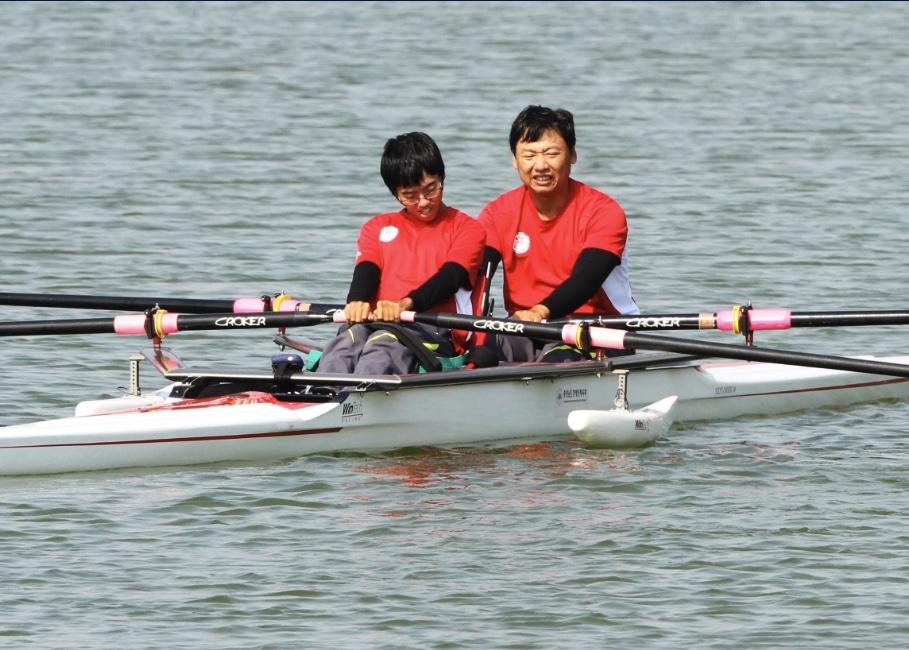 兩名穿著紅色運動服的選手正在進行賽艇比賽