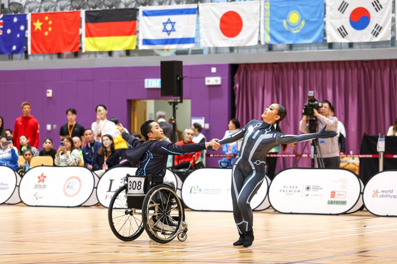 左起：余俊延、蔡芷欣