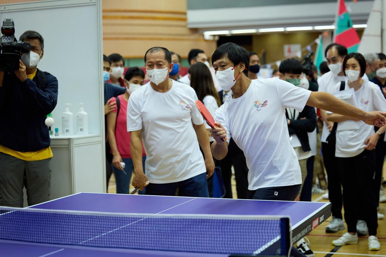 the officiating guests tried out Para Sports