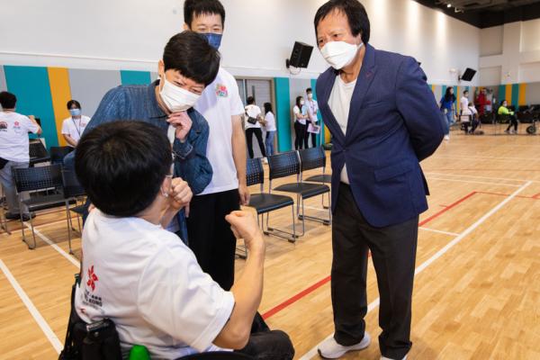 Mr. Thomas Kwok, Senior Director of Sun Hung Kai Real Estate Agency Limited, Mrs. Jenny FUNG, President of the Hong Kong Paralympic Committee, Mr. SO Wa-wai, the six-time gold medallist of the Paralympic Games and Paralympic gold medallist Ms. Cho Ping.