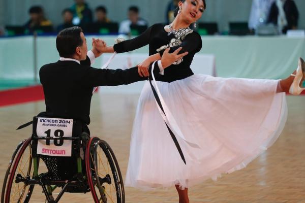 輪椅舞蹈男女選手穿正式服裝表演舞蹈