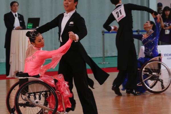 輪椅舞蹈男女選手穿彩色服裝表演舞蹈