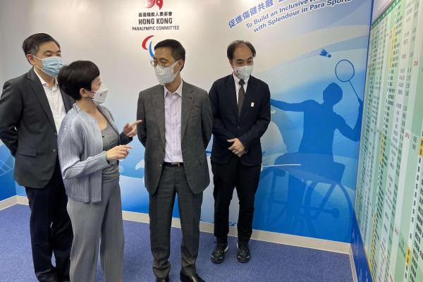 The President, Vice-President and Honorary Secretary introduced the List of Honour (List of Hong Kong Paralympic Medallists) to Mr. Yeung.