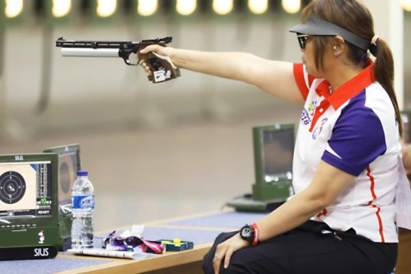 女子射擊選手瞄準射擊