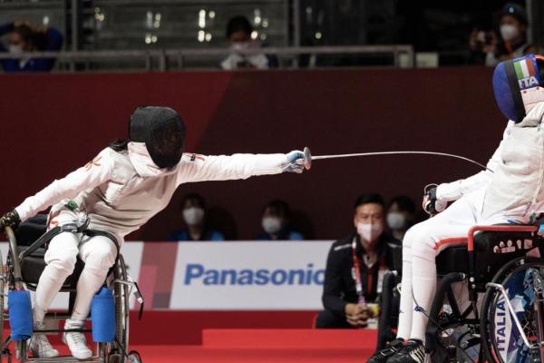 輪椅擊劍選手前傾刺劍攻擊
